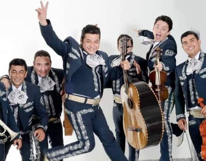 imagen del grupo saltando